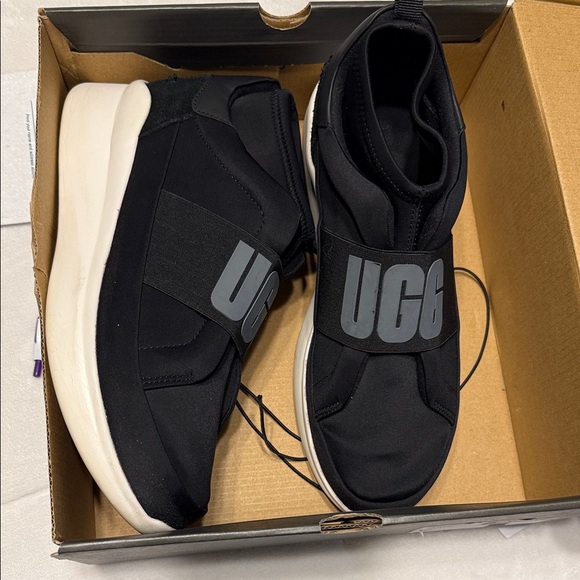 UGG Black Slip-On Shoes with Logo - Picture 4 of 4